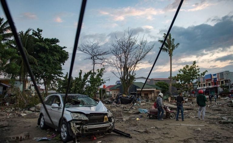 Rengetegen meghaltak a földrengés és szökőár miatt Indonéziában